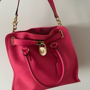 Pink micheal Kors purse with pink detachable pouch! Excellent condition :)
